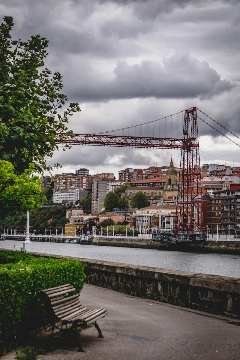 Ría del Nervión desde Getxo, banco junto al agua
