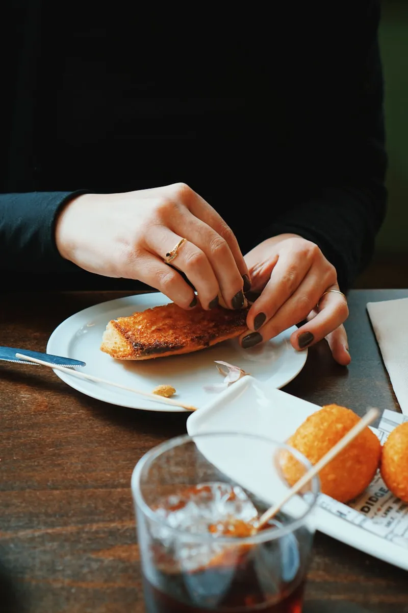 Pintxos vascos tradicionales con vermut