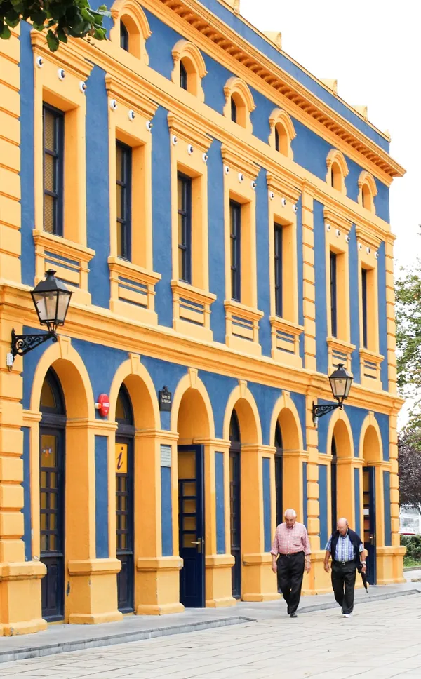 Plaza del casco histórico de Portugalete, gente paseando