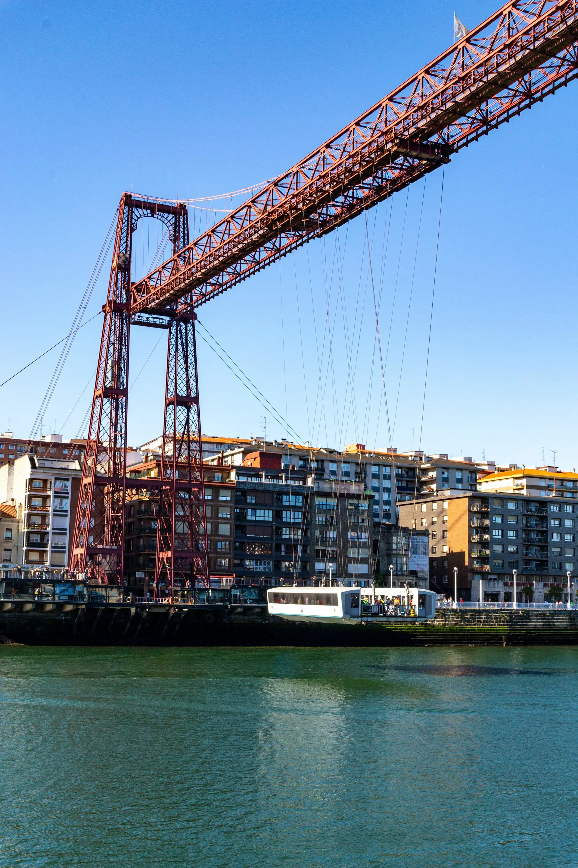 Puente Bizkaia al atardecer sobre la ría del Nervión, Portugalete